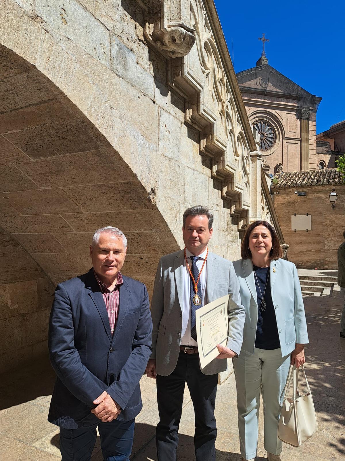 Manuel Lanusse, en el centro con el diploma acreditativo, con la concejal Silvia Roca y el arqueólogo municipal Kike Gandia.