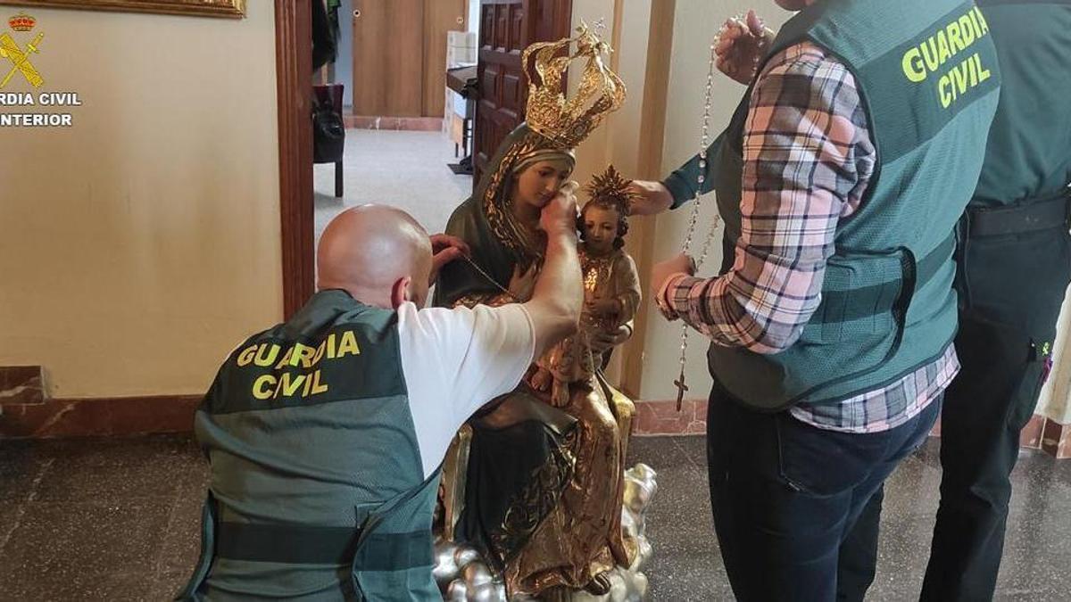 La Guardia Civil con una de las imágenes recuperadas.