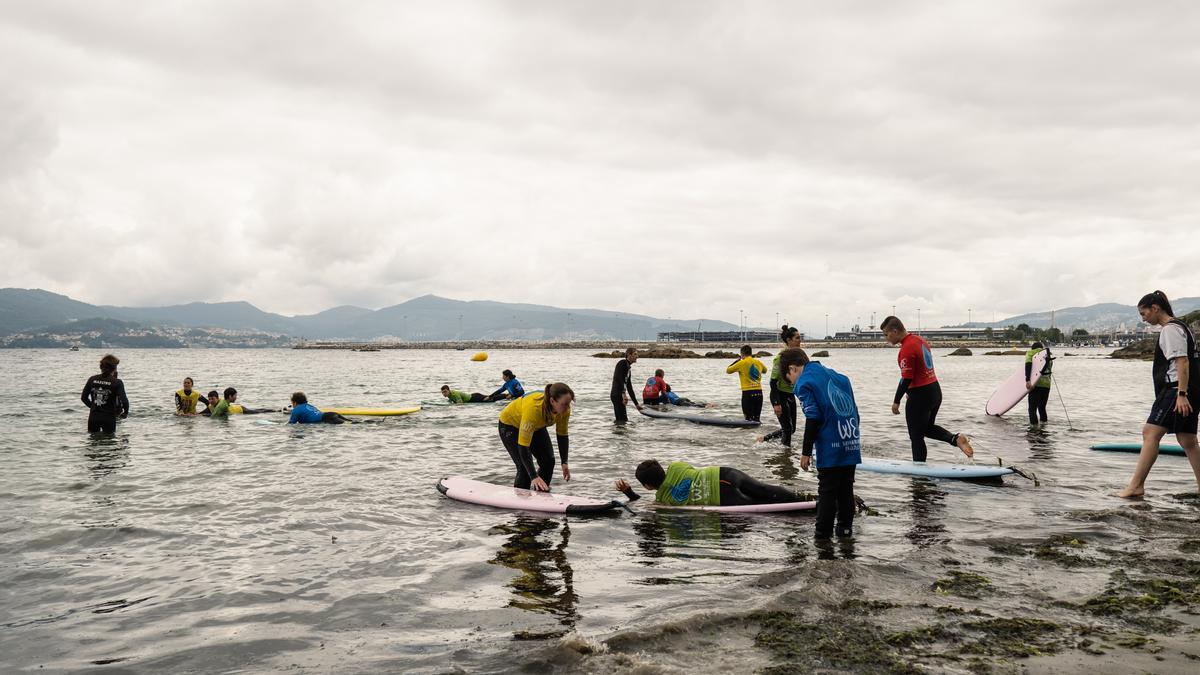 Alumnos del centro de educación especial Menela disfrutan de un bautismo de surf en Alcabre.