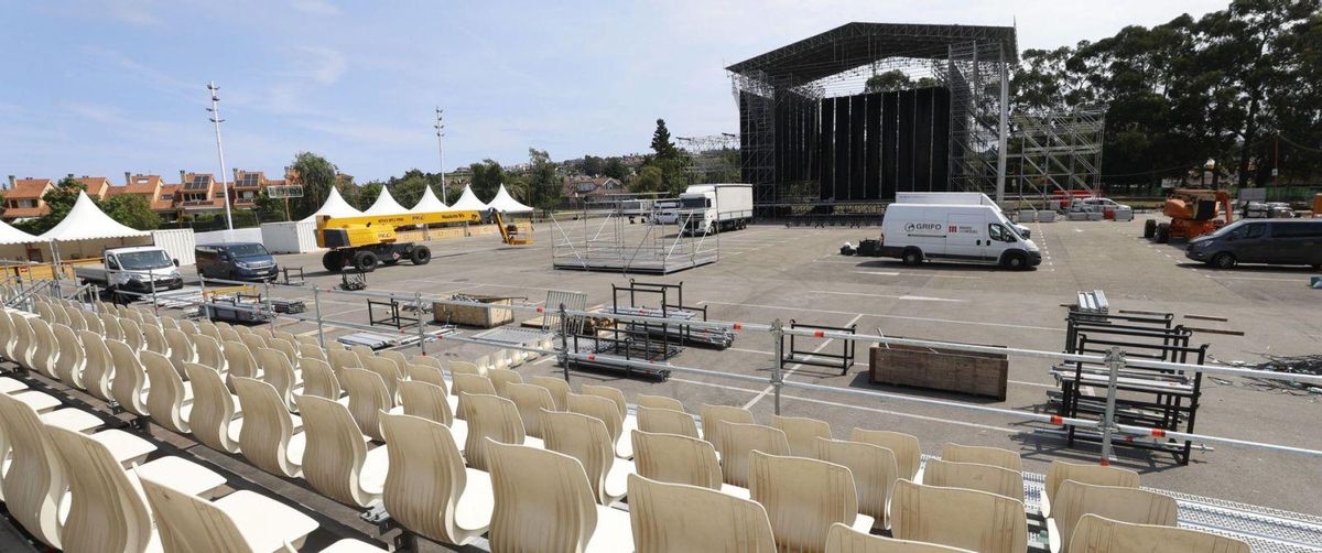 Operarios trabajando en la infraestructura del evento.