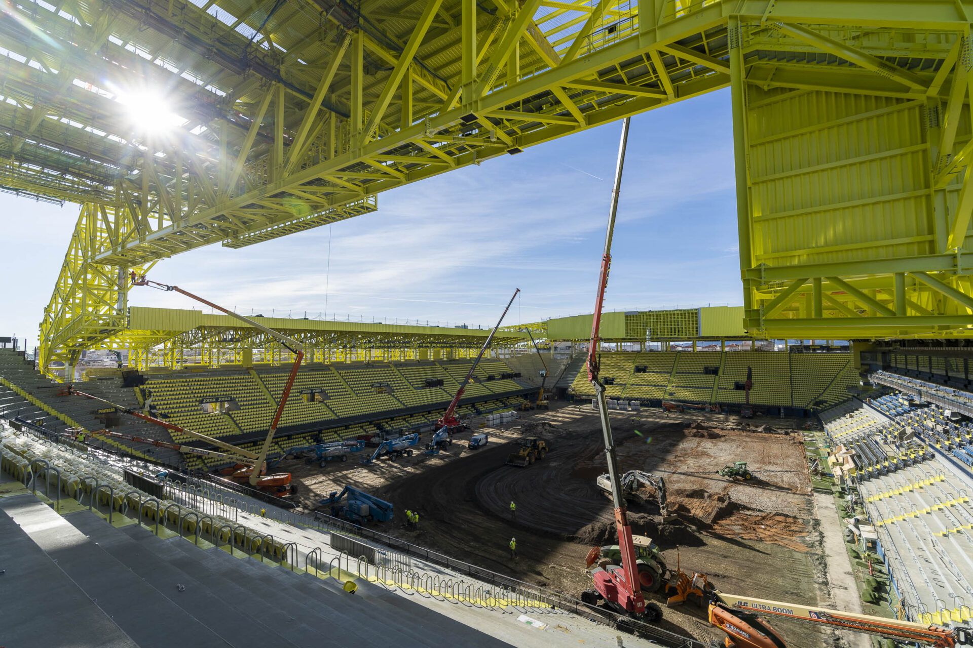 Los sillones del estadio han empezado a colocarse.