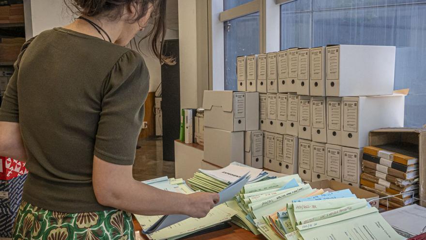 La Justícia concedeix una indemnització de 20.000 euros a una funcionària després de patir una caiguda amb els cables de l’ordinador