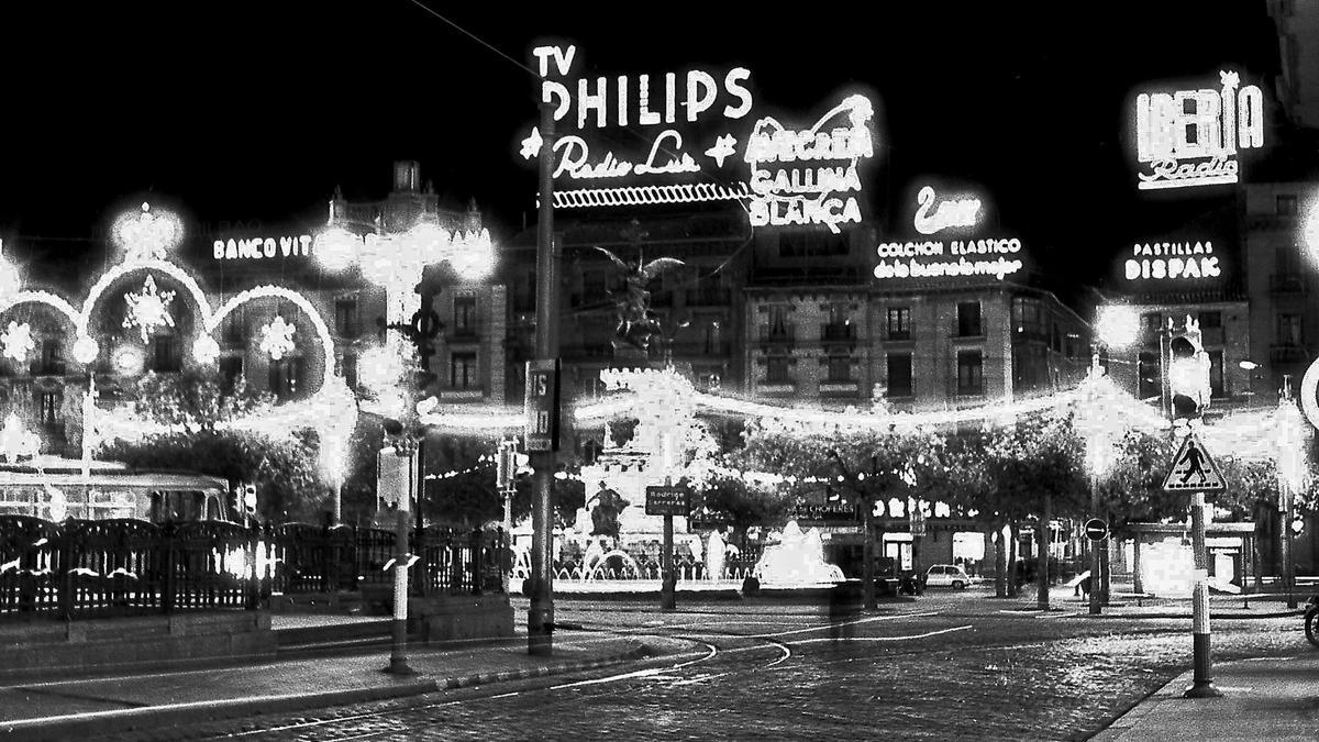 Anuncios comerciales luminosos en la plaza España, 1958