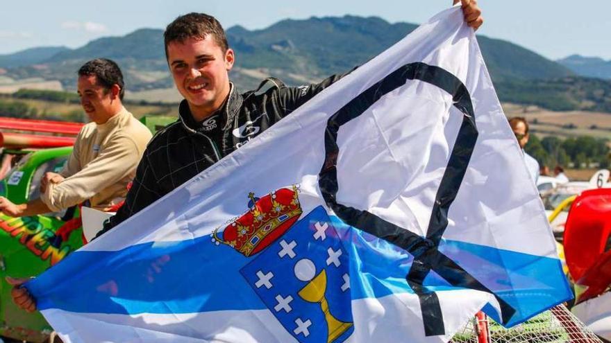 Antón Muíños posa con la bandera gallega tras su victoria en Miranda de Ebro.