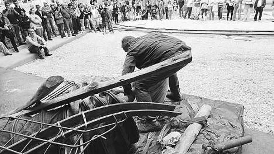 A la izquierda, la representación de la pieza teatral «Derrabe» en las instalaciones del pozo San Luis. A la derecha, uno de los puestos del «mercáu» de la Revolución Industrial de La Nueva.