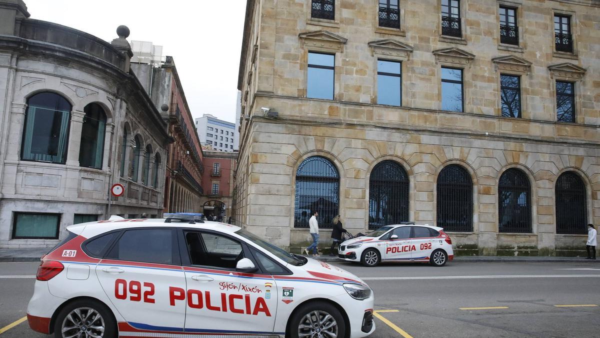 Un vehículo de la Policía Local de Gijón.