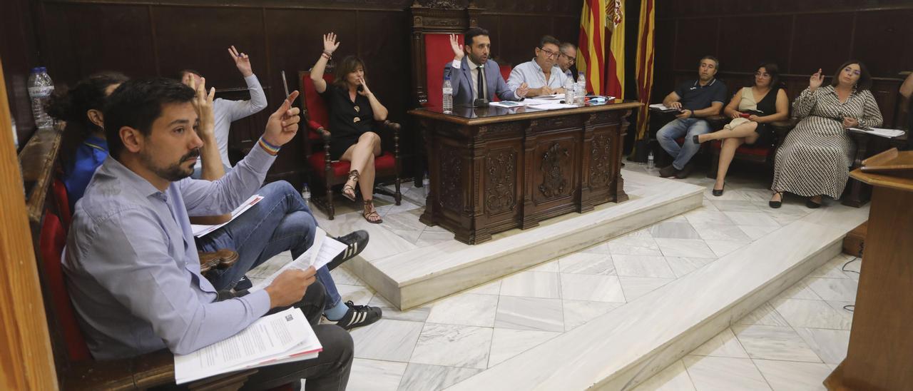 Una votación durante el pleno ordinario de septiembre