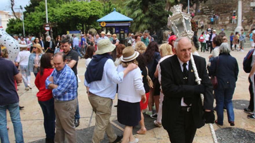 La mezcla entre cofrades y turistas fue la estampa habitual durante la jornada de ayer.