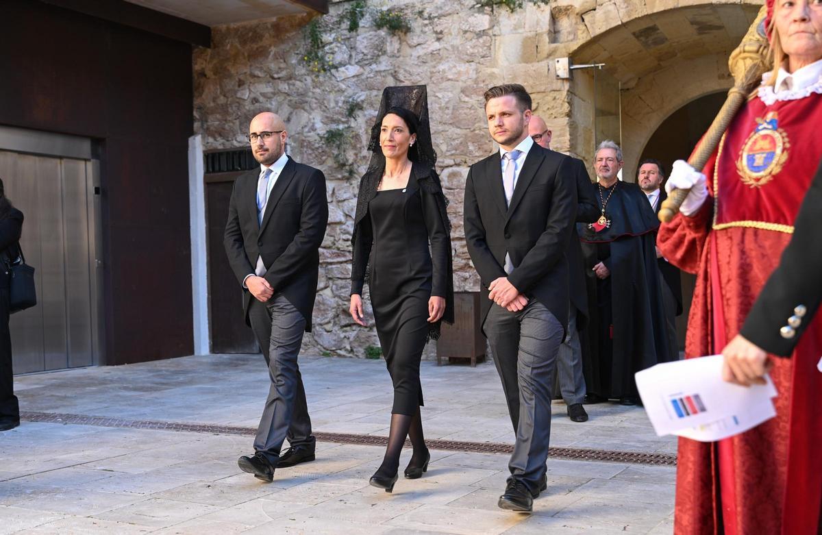 Integrantes de la tripleta a la entrada al Palacio de Altamira