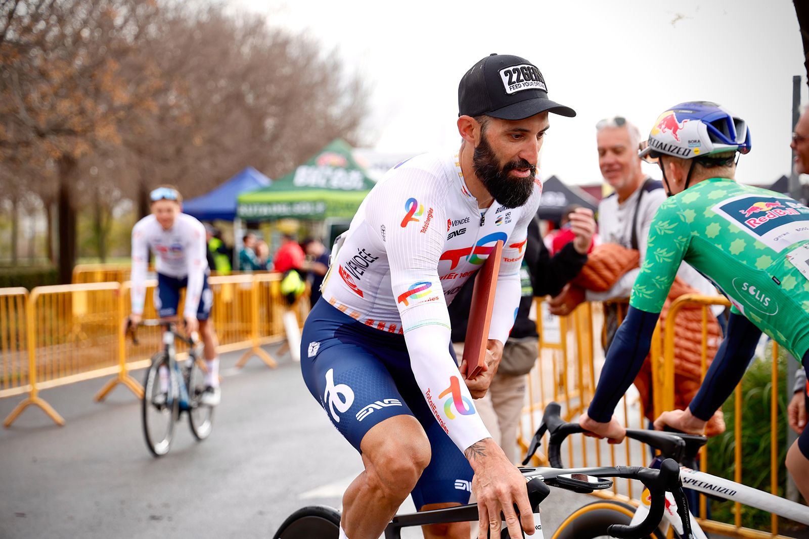 La salida de la etapa de Córdoba de la Vuelta a Andalucía en imágenes