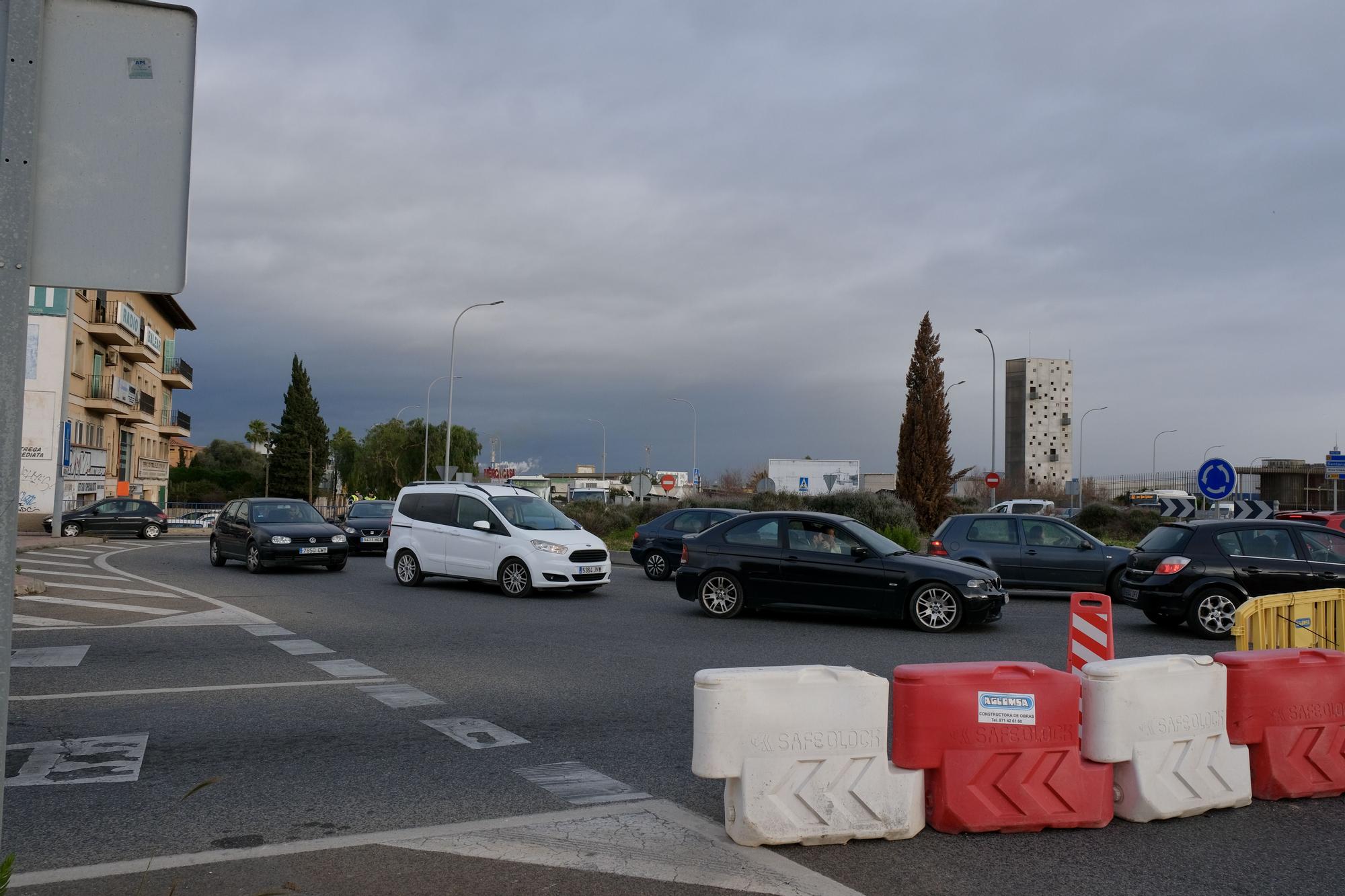 Monumental atasco en la calle Manacor de Palma por las obras de asfaltado