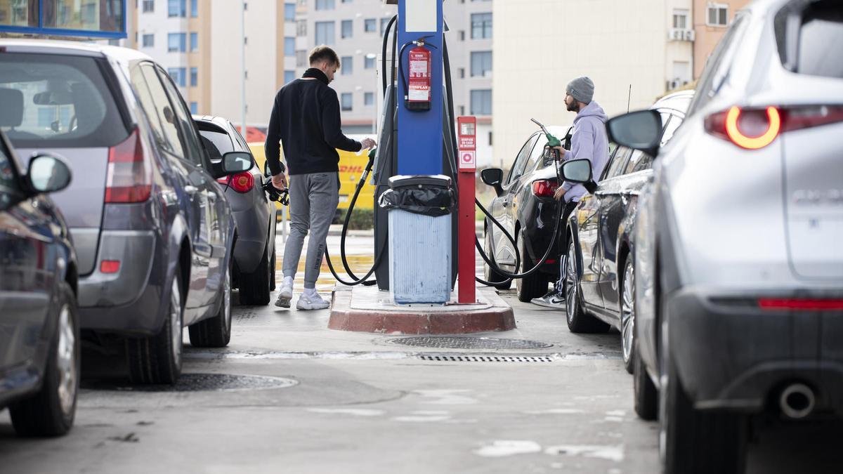 Dos jóvenes repostan en una estación de servicio automática en la provincia de Castellón