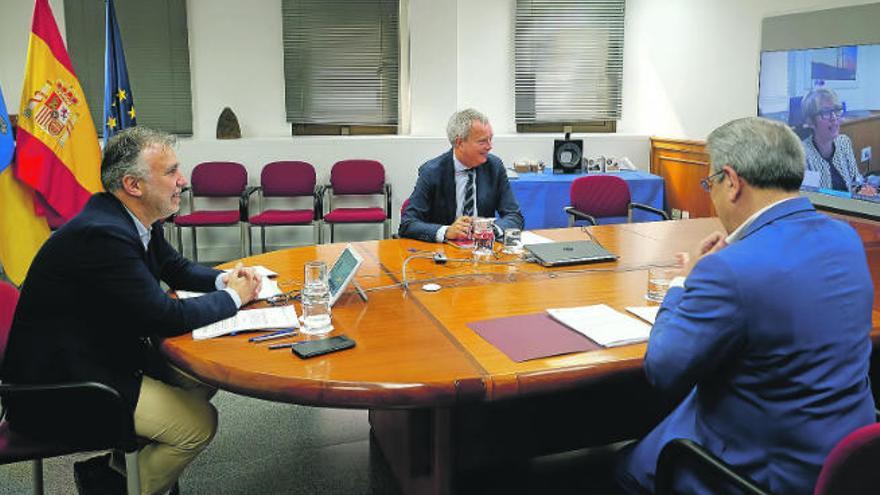 El presidente de Canarias, Ángel Víctor Torres, ayer, junto a su vicepresidente, Román Rodríguez (de espaldas), y el consejero Sebastián Franquis.