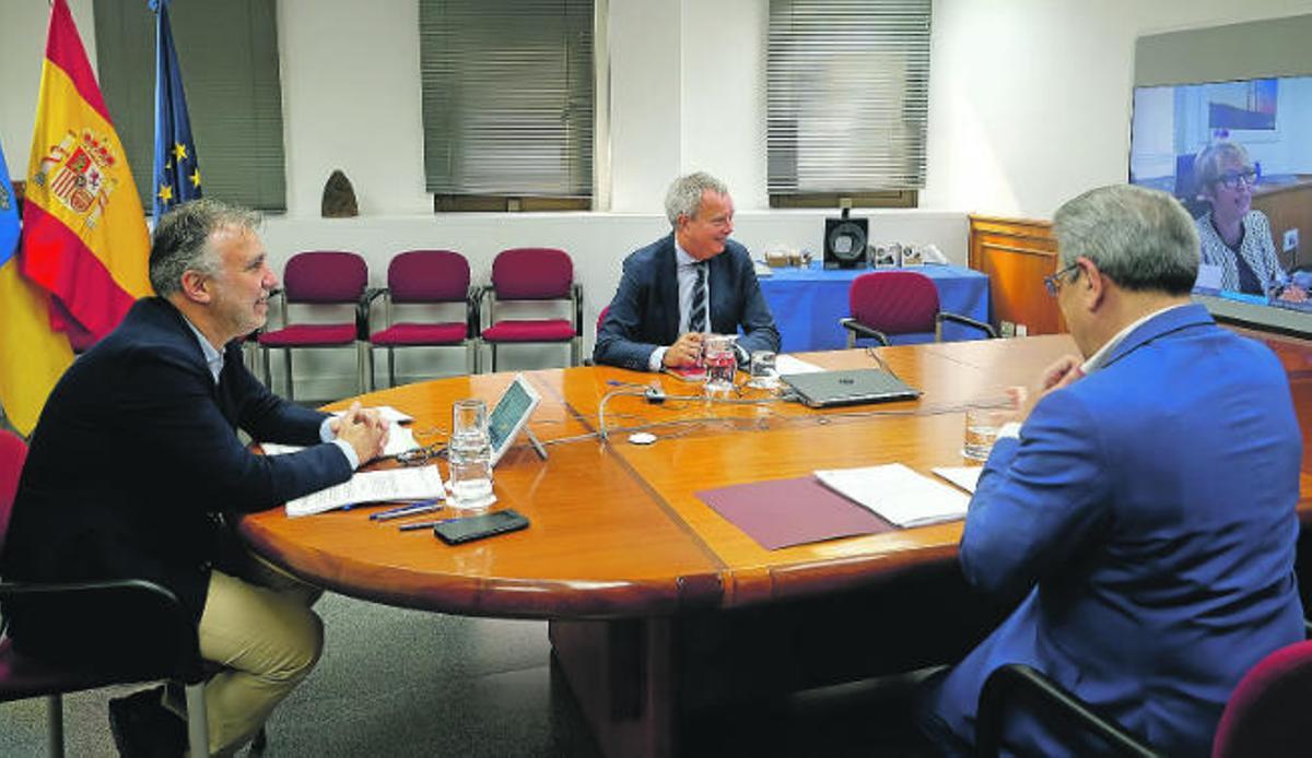 El presidente de Canarias, Ángel Víctor Torres, ayer, junto a su vicepresidente, Román Rodríguez (de espaldas), y el consejero Sebastián Franquis.