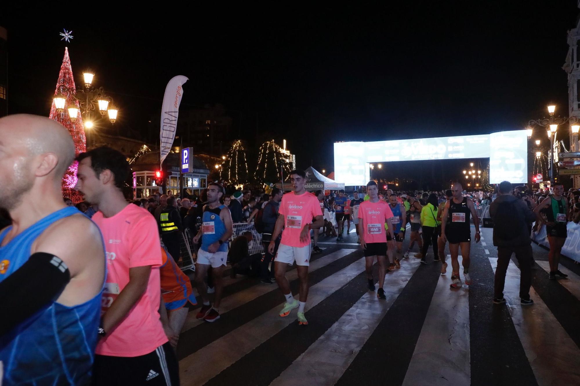 En imágenes: Jaime Bueno (Univerisad de Oviedo) y Mariam Benkert triunfan en la San Silvestre de Oviedo