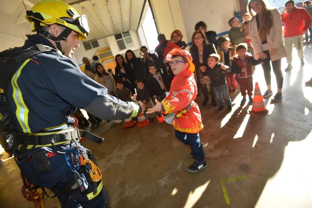 Cientos de niños y mayores pasaron por el parque dejando ropa, juguetes y alimentos que serán entregados a Redeaxuda y Boavida