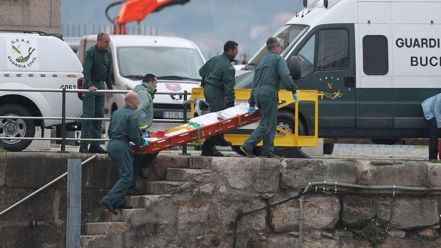 Traslado del cuerpo del marinero, ayer, a la estación marítima de Vigo. / ricardo grobas