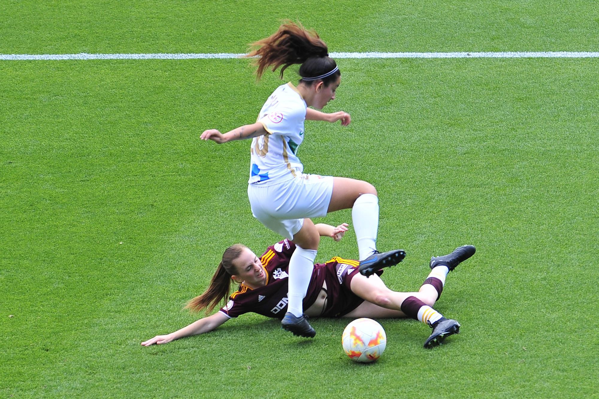 El Elche Femenino celebra su ascenso a Segunda RFEF jugando en el Martínez Valero