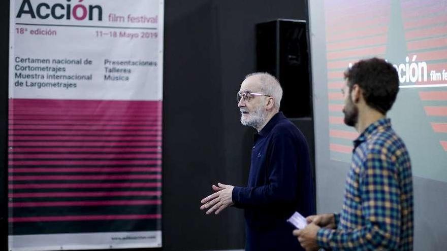 Juan Bonifacio, ante la atenta mirada del director del festival, Javier Mediavilla