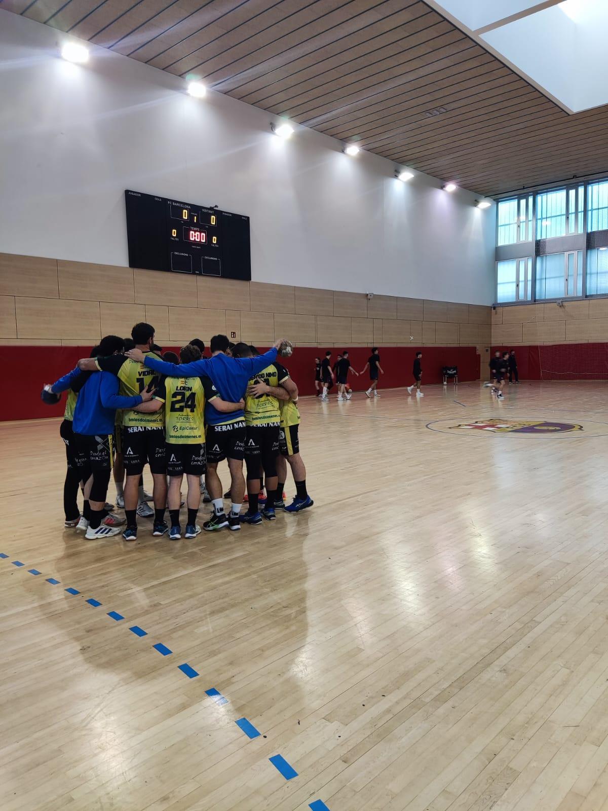 Conjura de los jugadores del Balonmano Dólmenes Antequera previa al partido en Barcelona.
