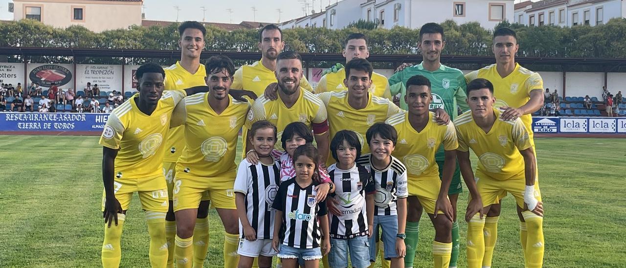 Once inicial del Badajoz en Elvas con cinco niños aficionados.