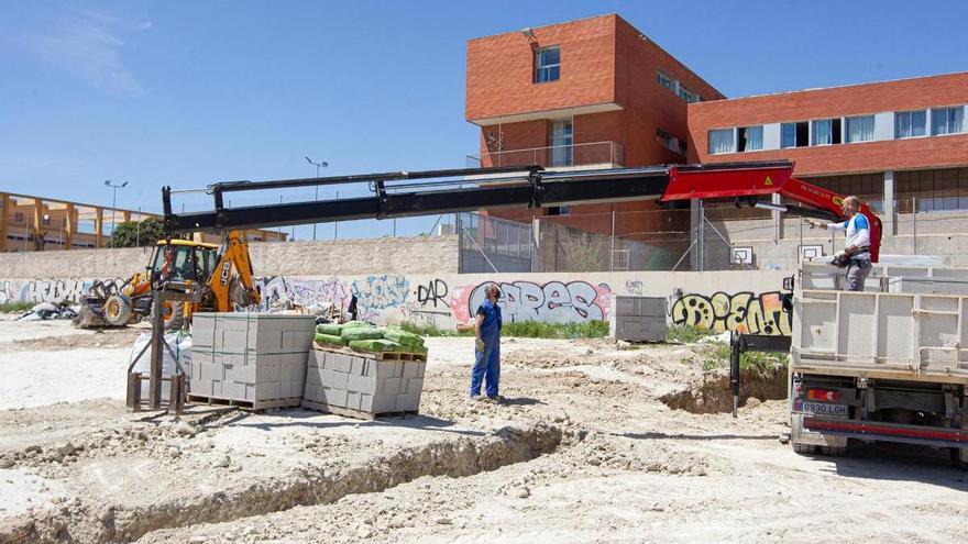El Ayuntamiento de Alicante valla el solar contiguo al albergue municipal tras desalojar a los sintecho