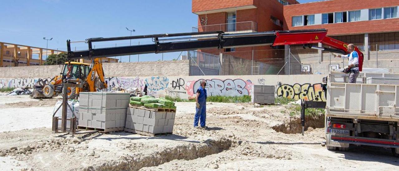 La maquinaria ha entrado esta mañana para perimetrar el solar, situado junto al albergue