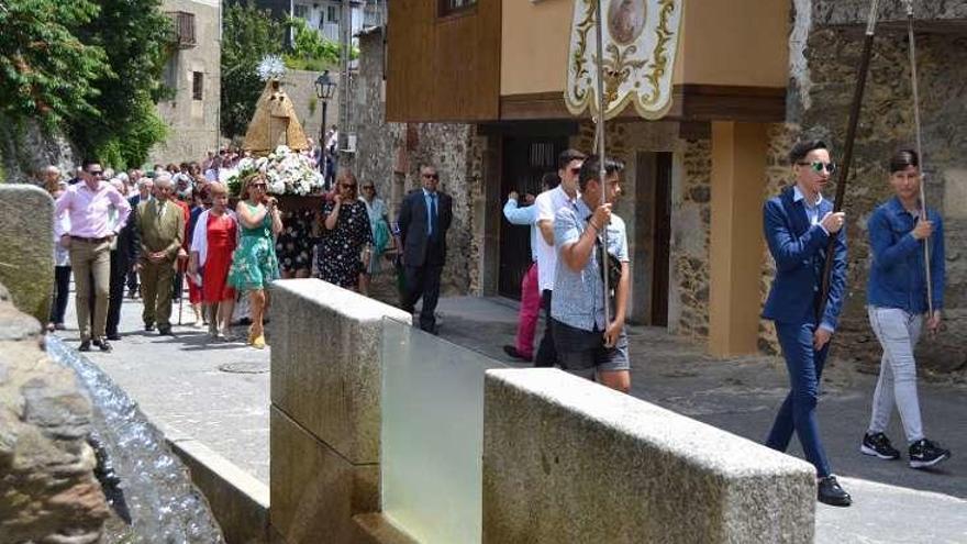 La Virgen de Guadalupe saca en procesión a requexanos y rianxeiros