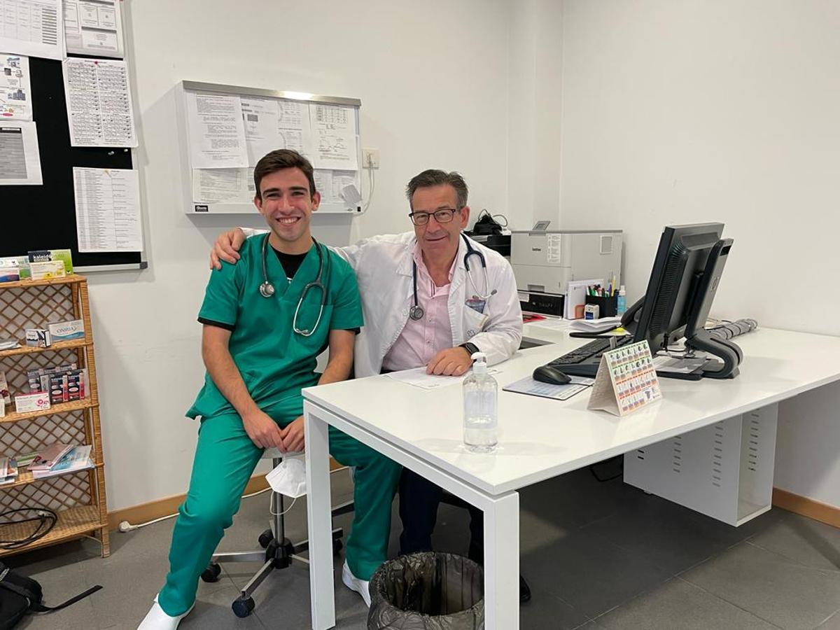 El MIR Fran Pérez con el doctor Jesús Nieto durante sus prácticas en el centro de salud de Valga