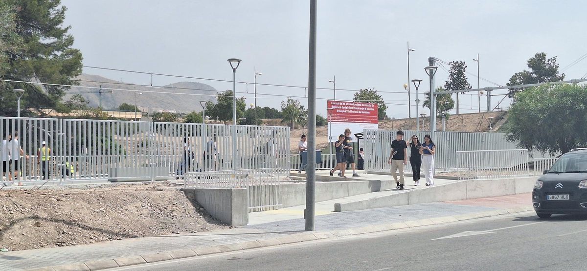 El reción remodelado apeadero de Cala de Finestrat, en el centro comercial.