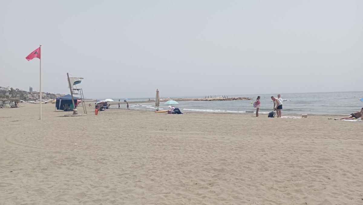La bandera roja ondeaba este jueves en un puesto de socorrismo de las playas de El Palo.