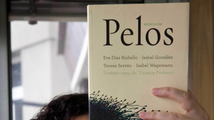 Eva Díaz Riobello, ayer en Gijón, con el libro &quot;Pelos&quot;.