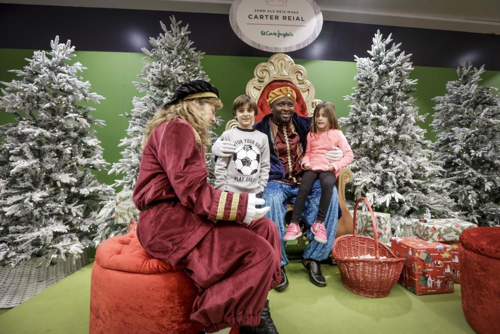 El cartero real recoge las cartas para sus majestades los Reyes Magos