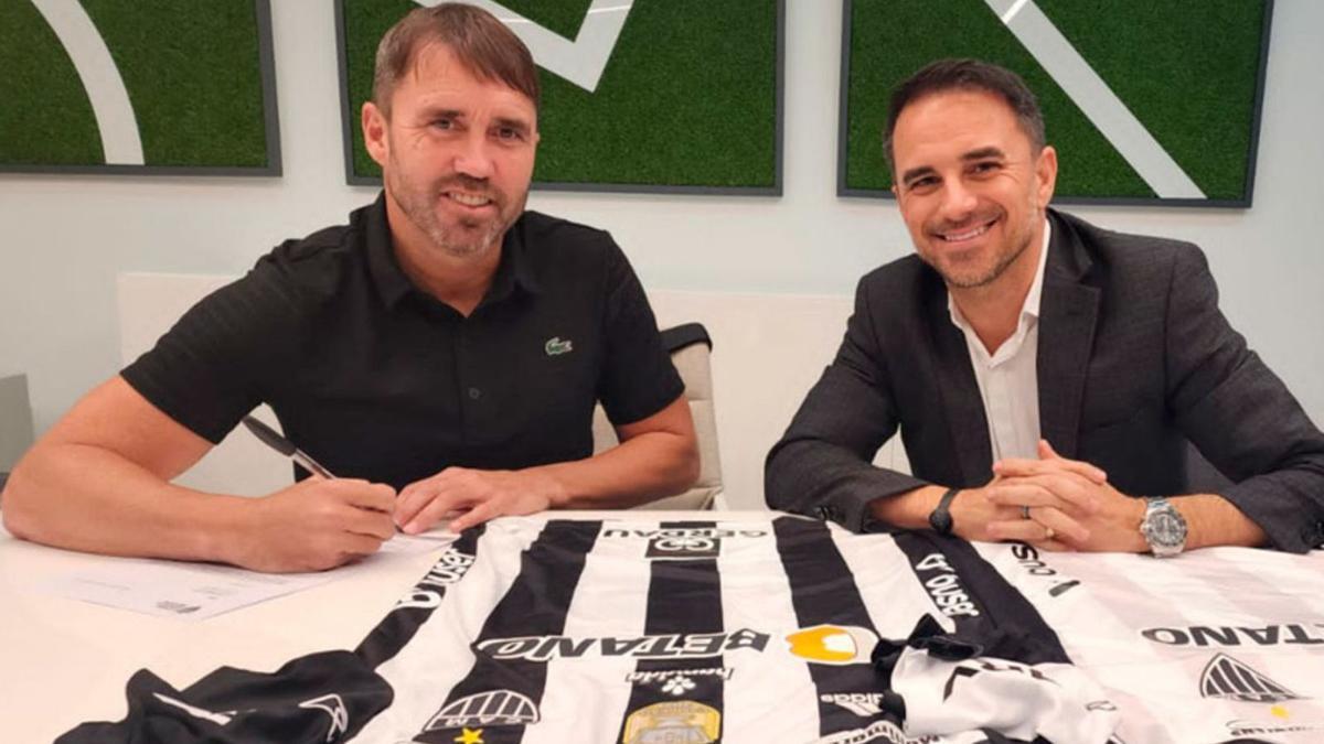 Eduardo Coudet, durante la firma de su contrato en una imagen difundida por el Atlético Mineiro. // AM