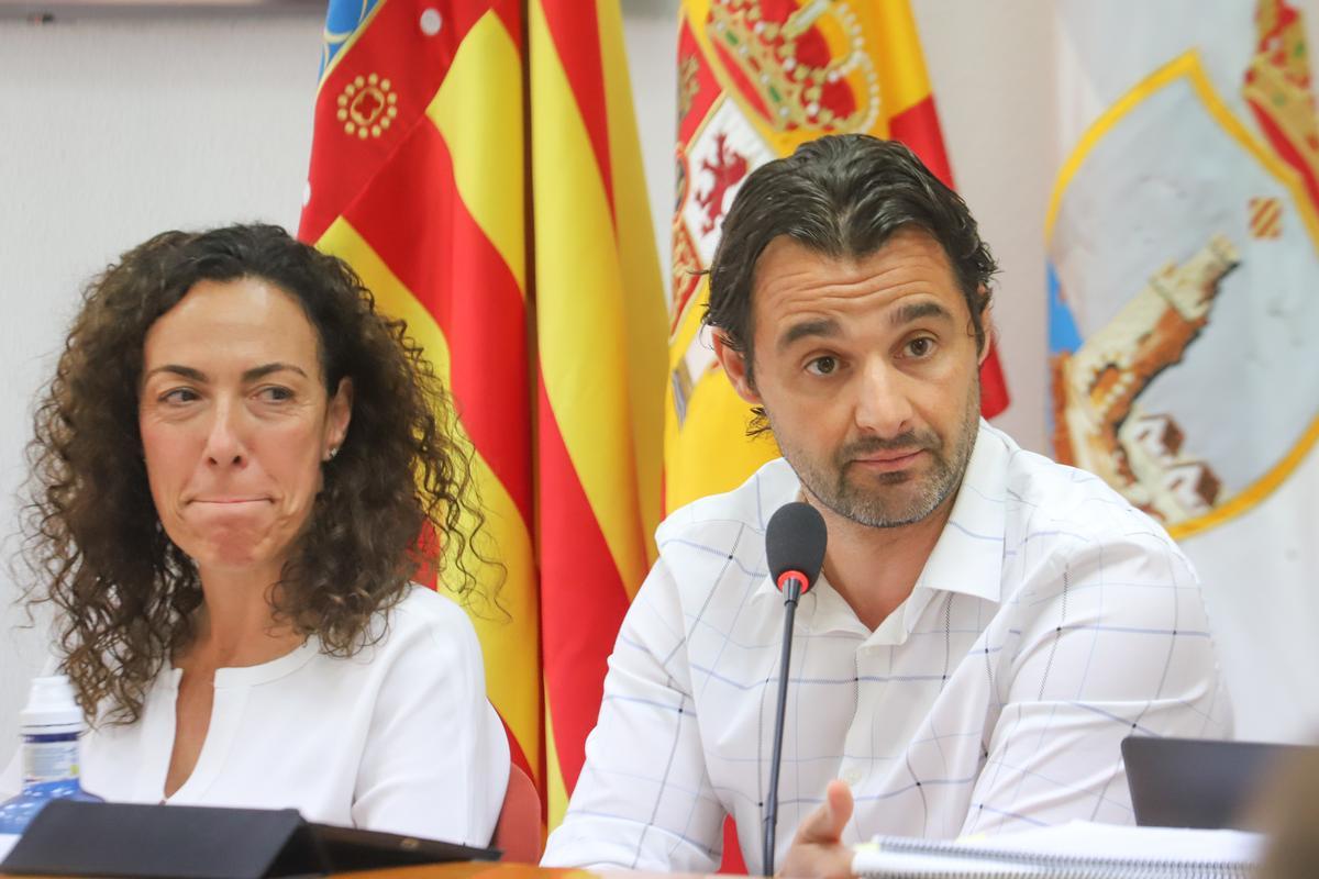 Rosario Chazarra y Eduardo Dolón han estado en Fitur. Sus competencias en las comisiones informativas no han sido delegadas en otros miembros del equipo de gobierno