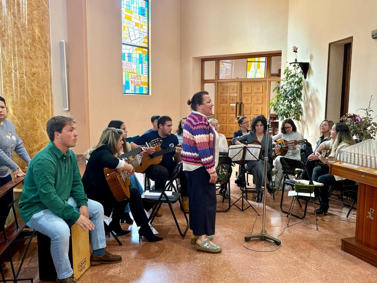El coro de la iglesia de los Padres Pasionistas de Mieres durante la celebración de la eucaristía con Jesús Sanz Montes