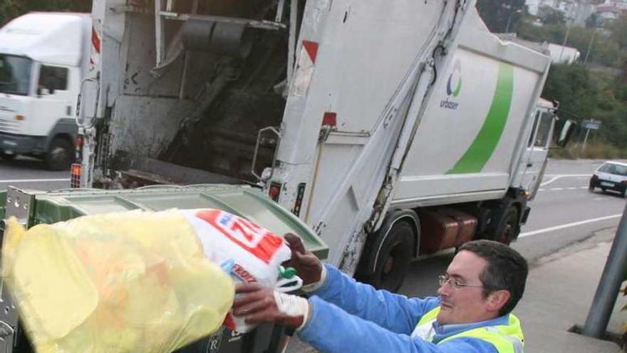 Un trabajador del servicio de basura recoge unos contenedores. // J.A.