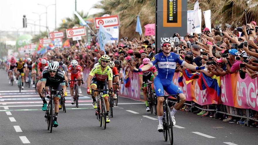 Viviani se muestra superior en el primer esprint, Dennis nuevo maglia rosa