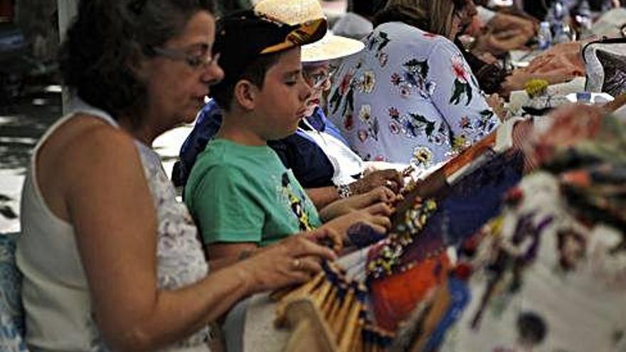 Un chaval concentrado en la elaboración de un trabajo.