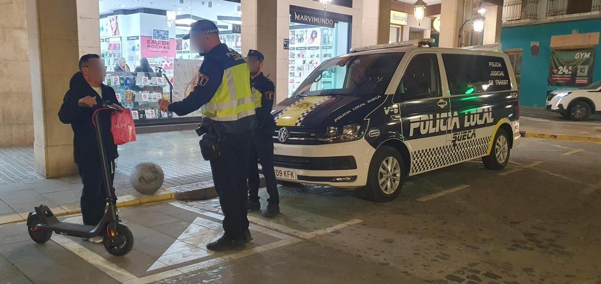 Agentes de la Policía Local, en un control de vehículos de movilidad personal.