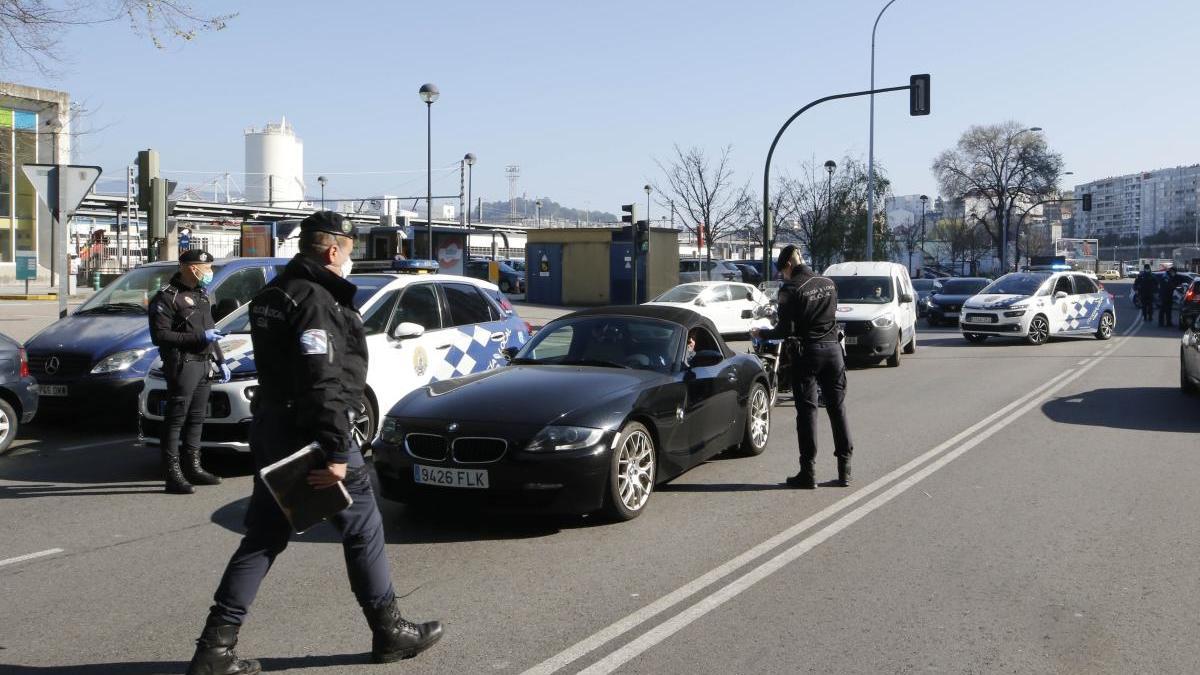 Agentes de la Policía Local realizando un control durante la crisis del coronavirus. // Alba Villar