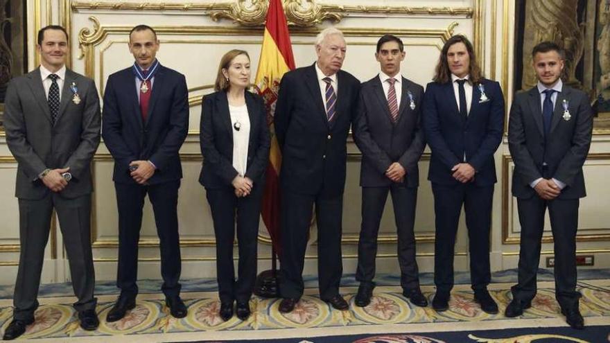 La ministra de Fomento y el ministro de Asuntos Exteriores posan junto a los miembros de Sasemar.