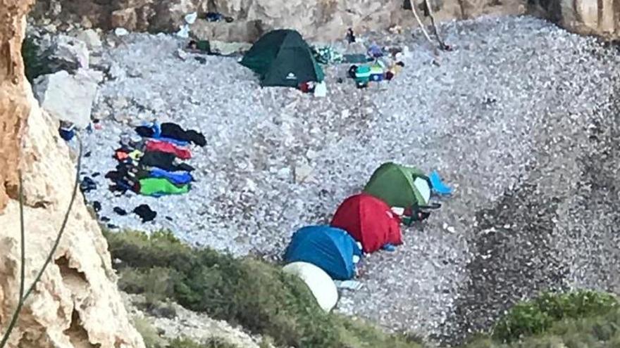 Acampada ilegal en la cala dels Testos de Benitatxell