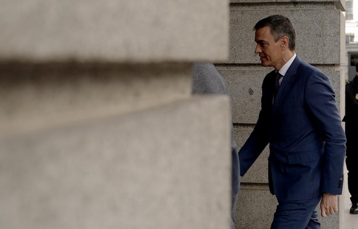 El presidente del Gobierno, Pedro Sánchez, esta mañana a su llegada al Congreso para asistir a la sesión de control.