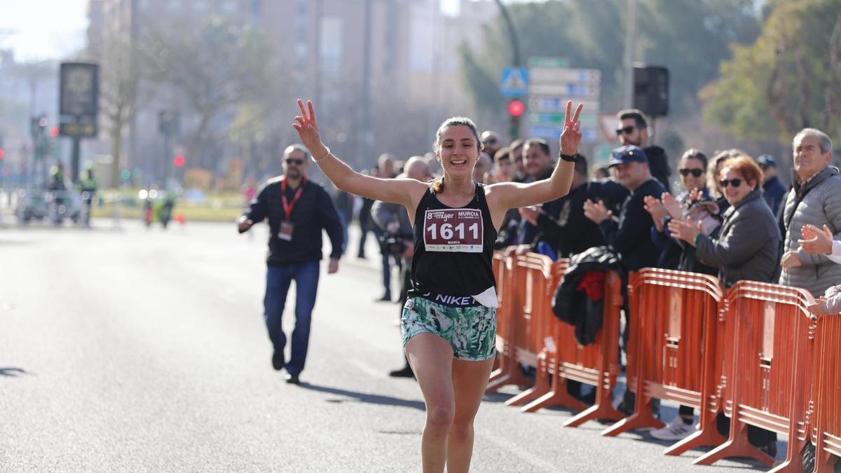 María Martínez Alburquerque, ganadora de la Carrera de la Mujer 2023, cruza la meta