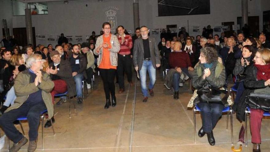 Víctor Caamaño y Carme Adán en el momento de empezar el acto público en el salón de Peña. // Noé Parga