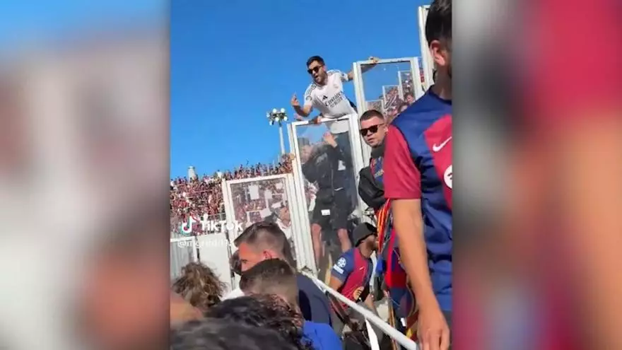 Madridista lanza insultos raciales a la aficin extranjera del Barcelona