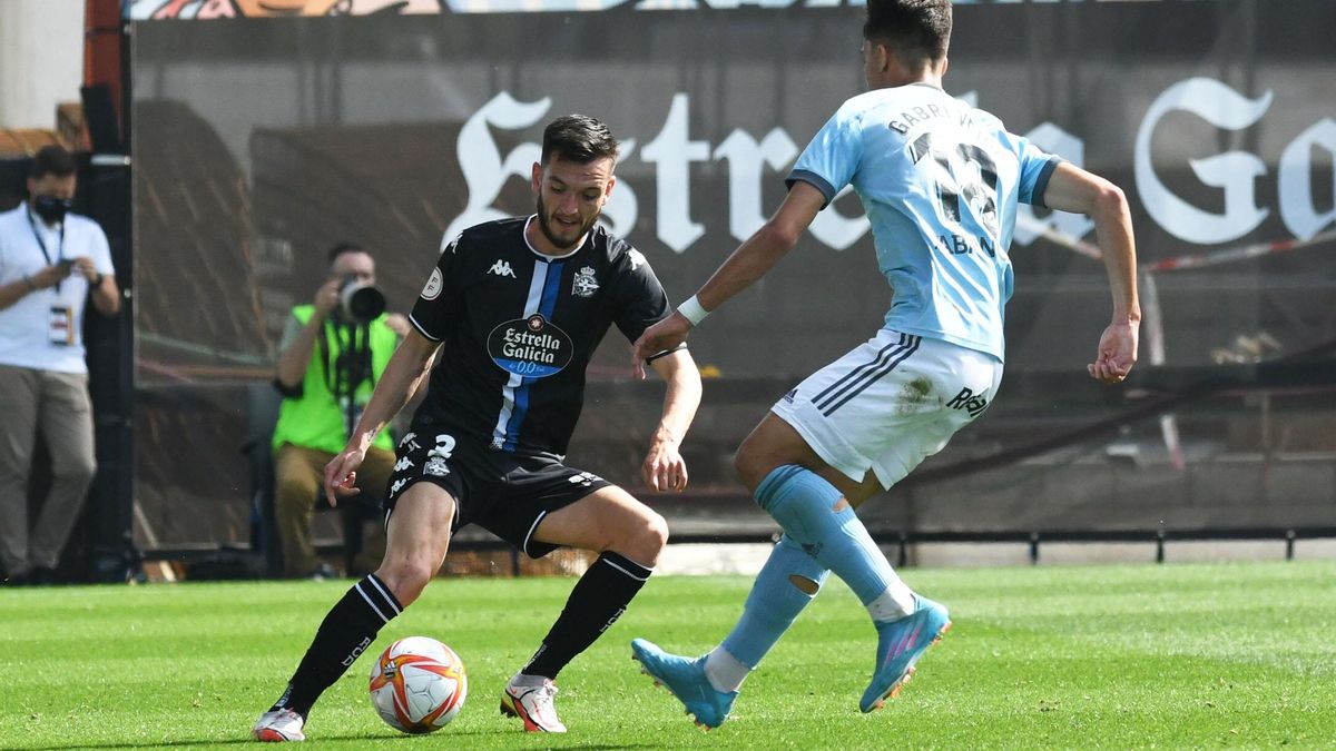 PARTIDO DE FUTBOL ENTRE EL CELTAB Y EL DEPORTIVO DE A CORUÑA DISPUTADO EN EL ESTADIO DE BALAIDOS.