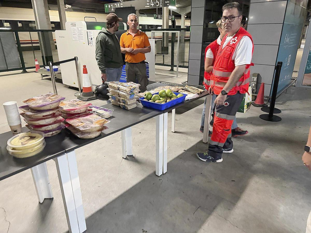 Una mesa en la estación de Ourense con alimentos para viajeros de trenes afectados por el apagón.