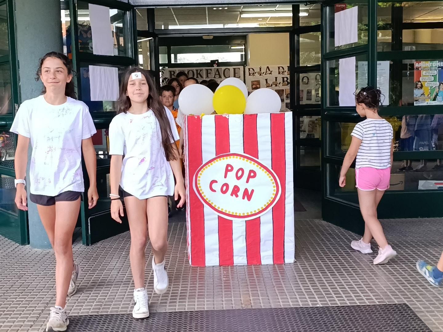 El colegio La Fresneda entierra sus deseos de futuro en una cápsula del tiempo